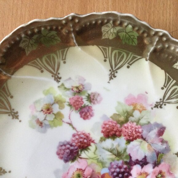 Vintage antique Leuchtenburg Germany porcelain plate gold scalloped berry floral - Picture 2 of 10